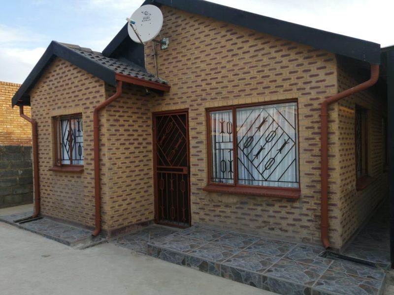A stunning 2 bedroom house with 3 oudside rooms in ebony
