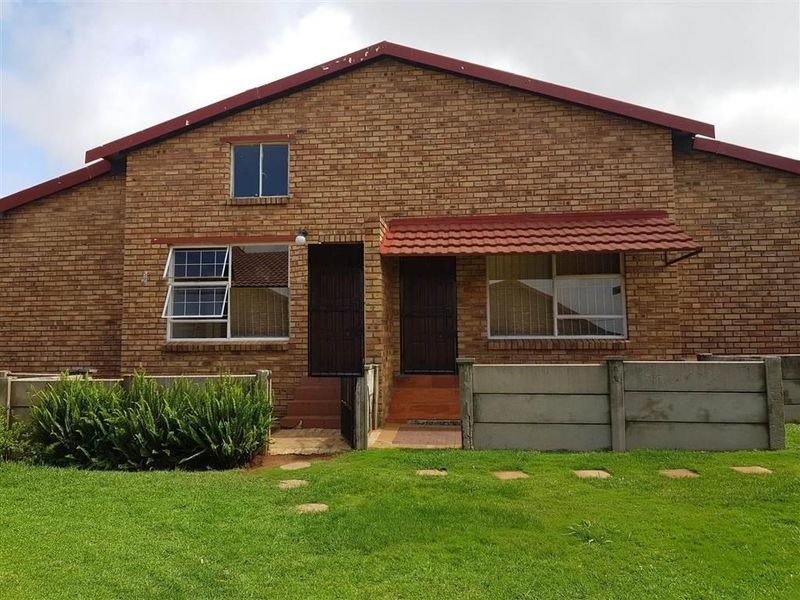 Well priced and neat simplex situated in Mindalore, priced to go at R480k. The size is 59m2 and o...
