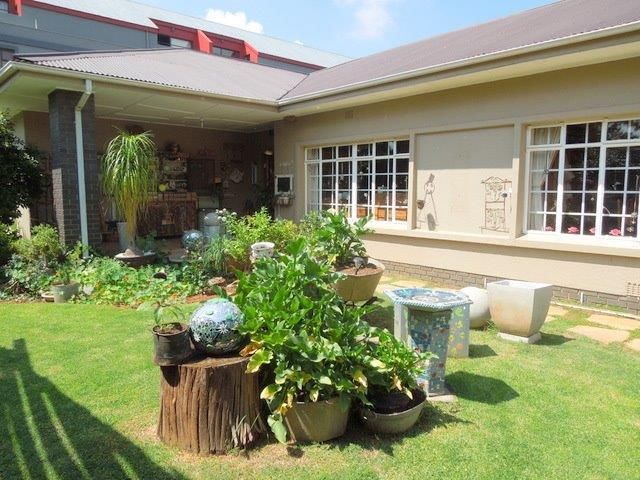 Neat house situated in Krugersdorp North, priced to go at R2375K. The land area size is 1903 m2 a...