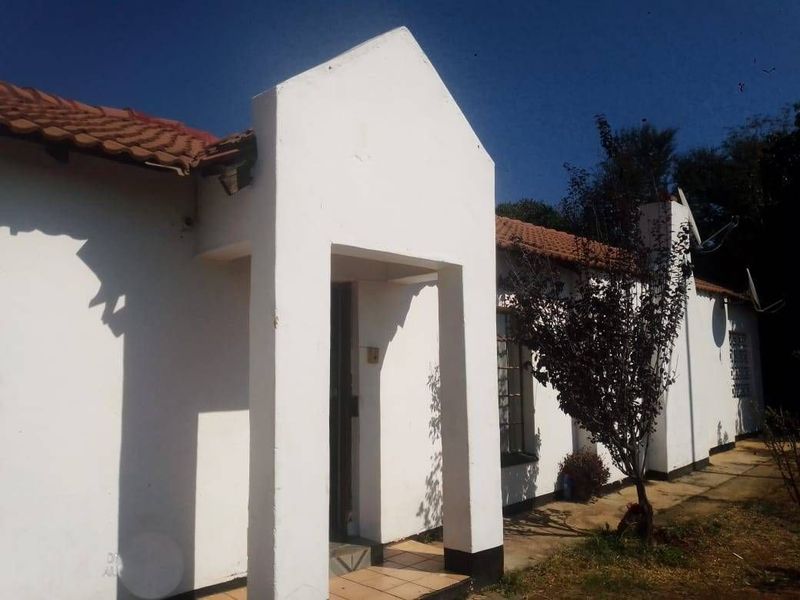 4 BEDROOM HOUSE FOR SALE IN LOTUS GARDENS