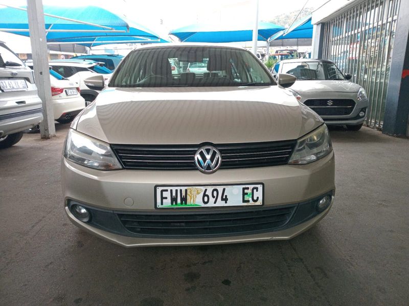 Gold Volkswagen Jetta 1.4 TSI Comfortline with 86000km available now!