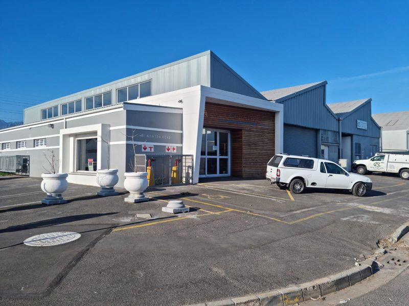 VERY NEAT SHOWROOM AND WAREHOUSE TO LET IN GANTS PLAZA