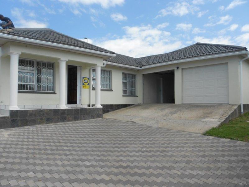 Lovely Three Bedroom House To Let In Amalinda-R7 100.00