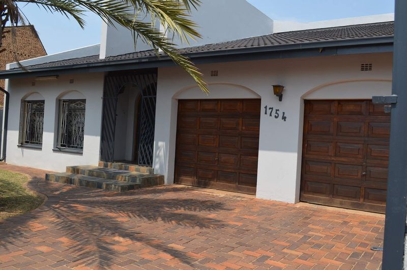 4 bedroom house with a swimming pool in a good location
