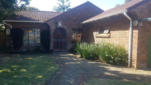 Brick-faced three-bedroom house in Loerie Lane, Gonubie