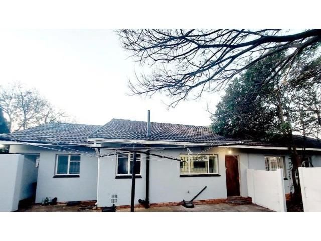 Lovely family home offers 3 well size bedrooms, study or 4th bedroom