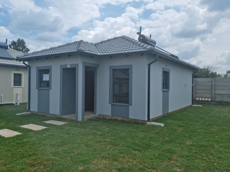 Be the First!! - New Home ! R596 775