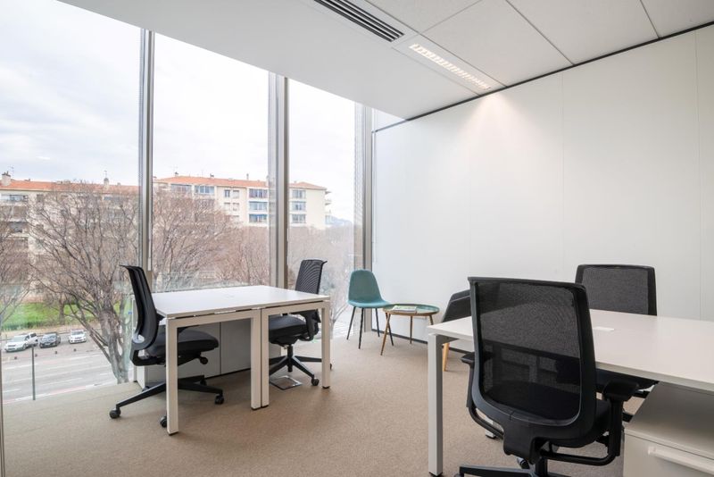 Tailor-made dream offices for 3 persons in Spaces Byls Bridge