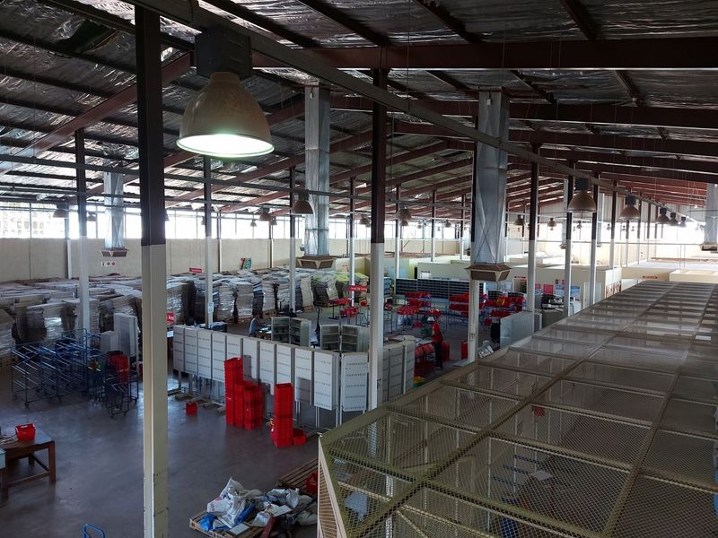 Spacious 2300m2 building for sale in Laboria, Upington - perfect for commercial usage.