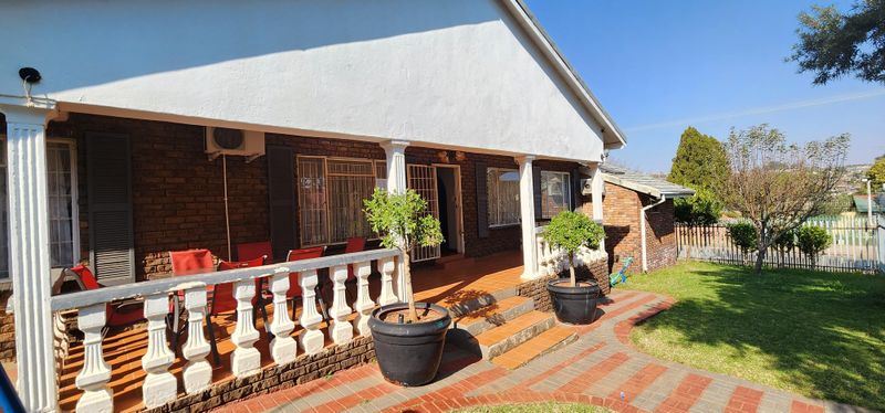 AFFORDABLE FAMILY HOME! BOASTING  4 BEDROOMS, 3 BATHROOMS! LAUDIUM!