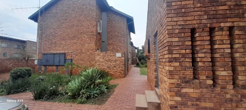 Clubview - 2 bedrooms 1 bathroom 1st floor apartment, no balcony available R6900