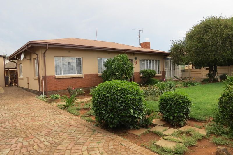 Well priced and neat house situated in Boltonia, priced to go at R899k. The land/size is 888m2 an...