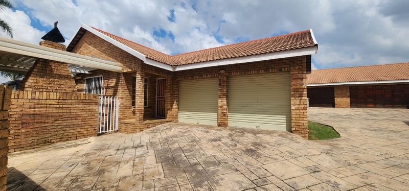 AFFORDABLE AND LOW MAINTENANCE FIRST TIME BUY IN A SECURE ESTATE! AMBERFIELD HEIGHTS! CENTURION!