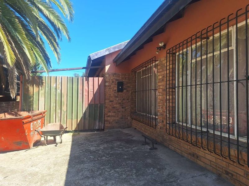 SPACIOUS 4 BEDROOM HOUSE FOR SALE IN PRETORIA WEST