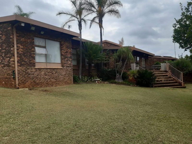 11,74 Hectares with 2 Houses and 2 Workshops for Sale in ELANDSFONTEIN