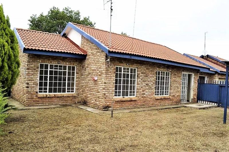 Neat face brick townhouse in Potchefstroom Central