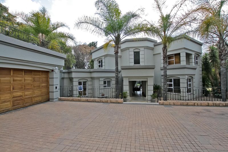 5 Bedroom House For Sale in Bryanston