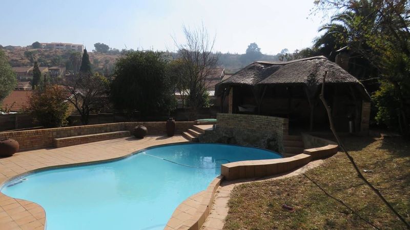 COMFORTABLE FAMILY HOME WITH SELF-CONTAINED COTTAGE
