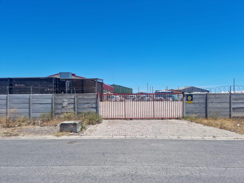 NEAT PAVED YARD TO RENT IN BROADLANDS, STRAND