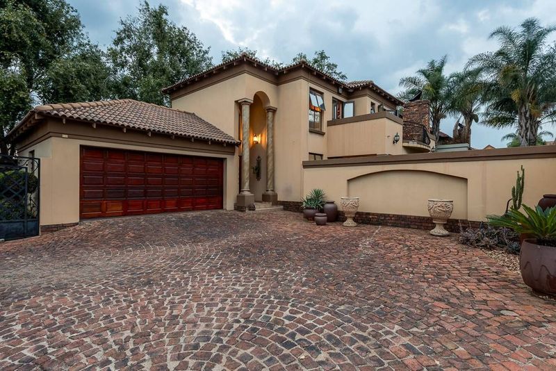 AN ITALIAN STYLE CLUSTER SITUATED IN A VERY SOUGHT AFTER ESTATE.