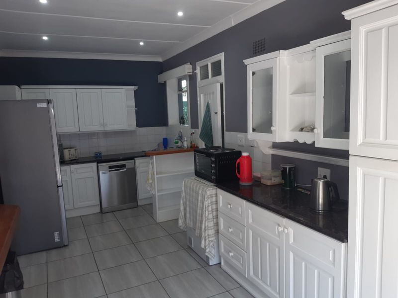 Spacious 3-bedroom house to rent in Nahoon, Princess Alice Drive with double garage.