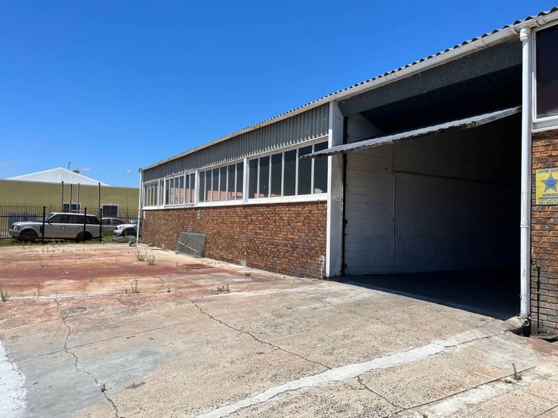 Neat Warehouse with Yard To Let in Montague Gardens