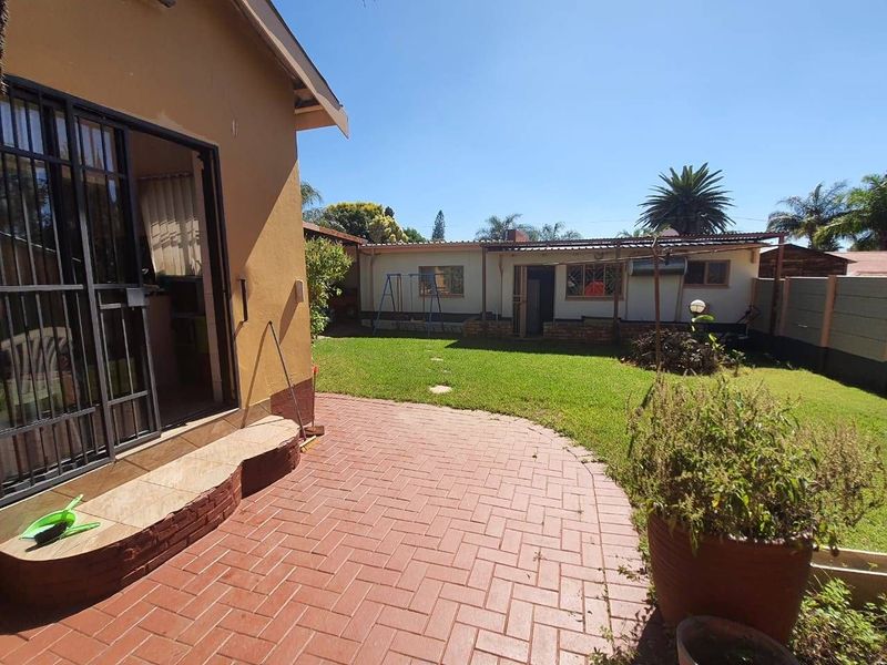 3 BEDROOM, 2 BATHROOM HOUSE WITH FLATLET FOR SALE IN WEST PARK!