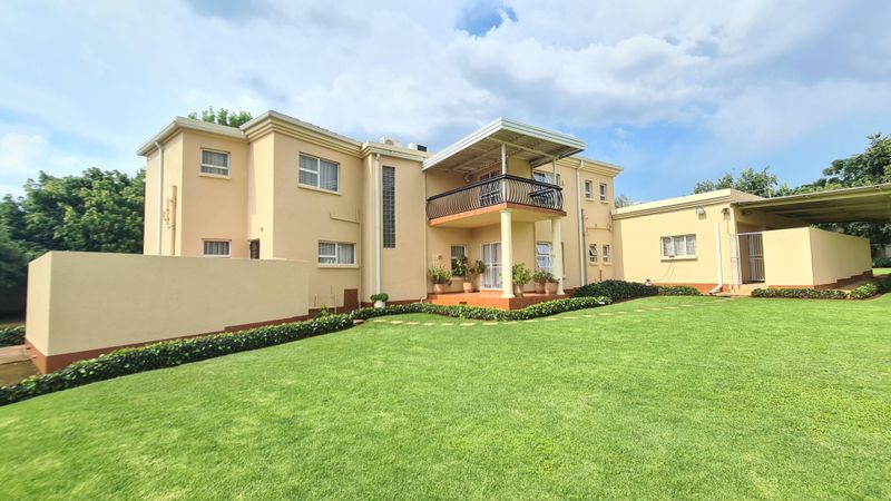 COUNTRY LIVING IN THE CITY! FIND TRANQUILLITY AND COMFORT IN THIS PERFECT HOME! RASLOUW!