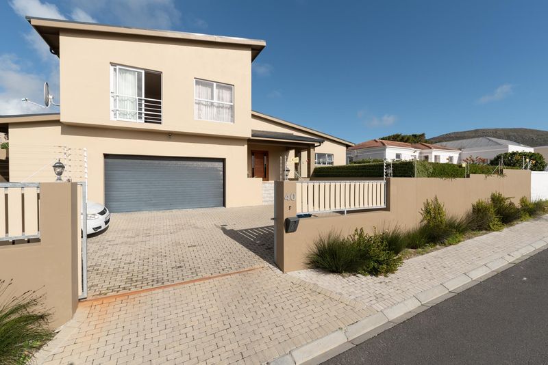 Welcome to our listing for a spacious 3-bedroom home with flatlet in Capri!