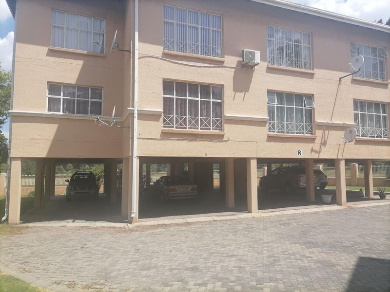 Spacious &amp; secure 3 Bedroomed townhouse for sale in Three Rivers.