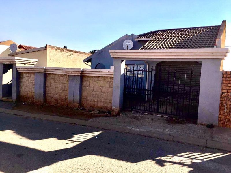 Neat 3 bedroom Family home in the sought after area of Daveyton