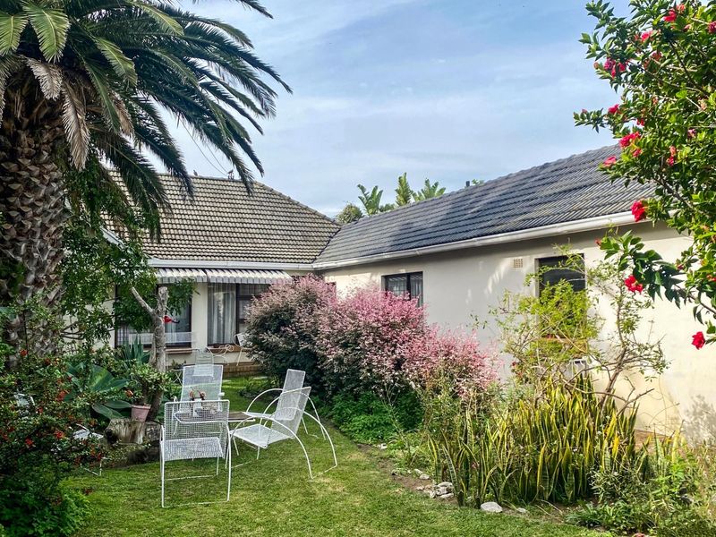 Family friendly charmer close to schools and the beach!