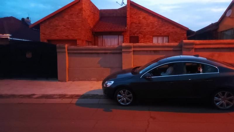 3 bedroom house for sale in hospital view tembisa for R920000 with all fittings and single garage