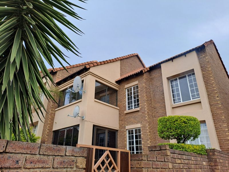 Neat 2 bedroom apatment for SALE in Mooikloof Ridge