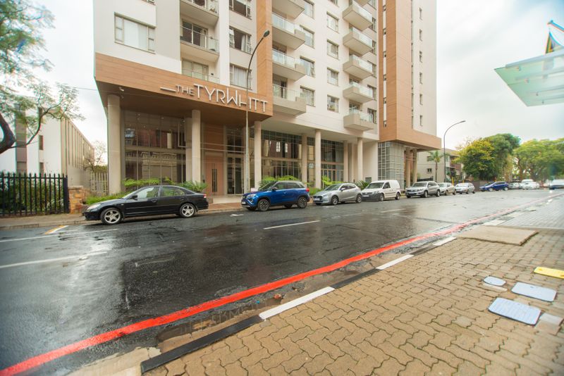 Fully furnished spacious and homely 2 bed, 2 bath Apartment For Sale in Rosebank