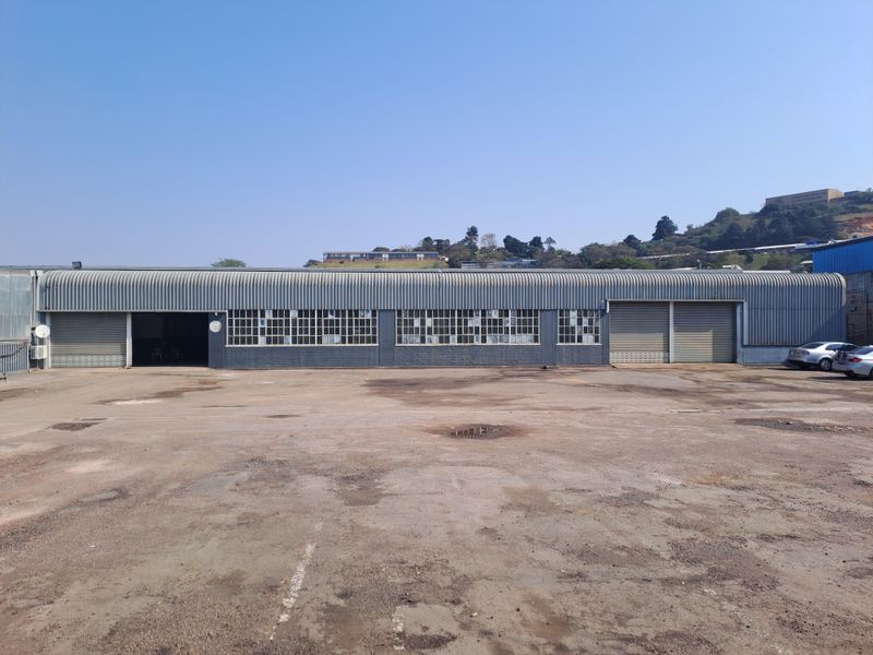 Industrial premises with yard to Let in great location