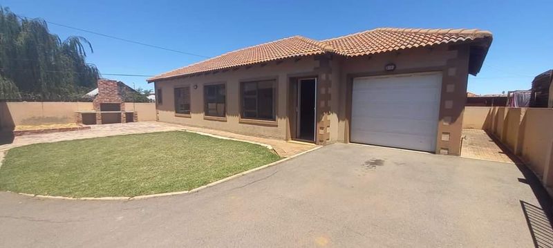 3 Bedroom Townhouse For Sale in Fochville