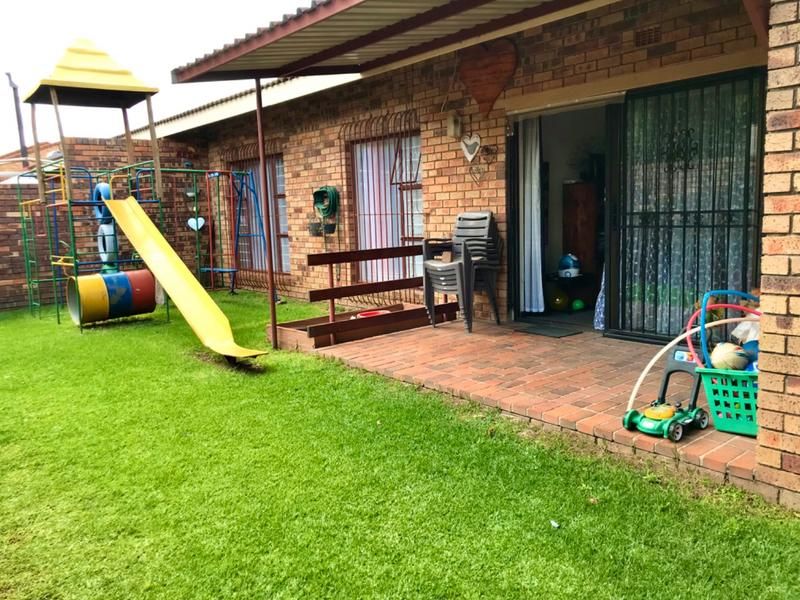 Beautiful 3 Bedroom, 2 Bathroom Townhouse For Sale in Krugersdorp North close to shopping centers...