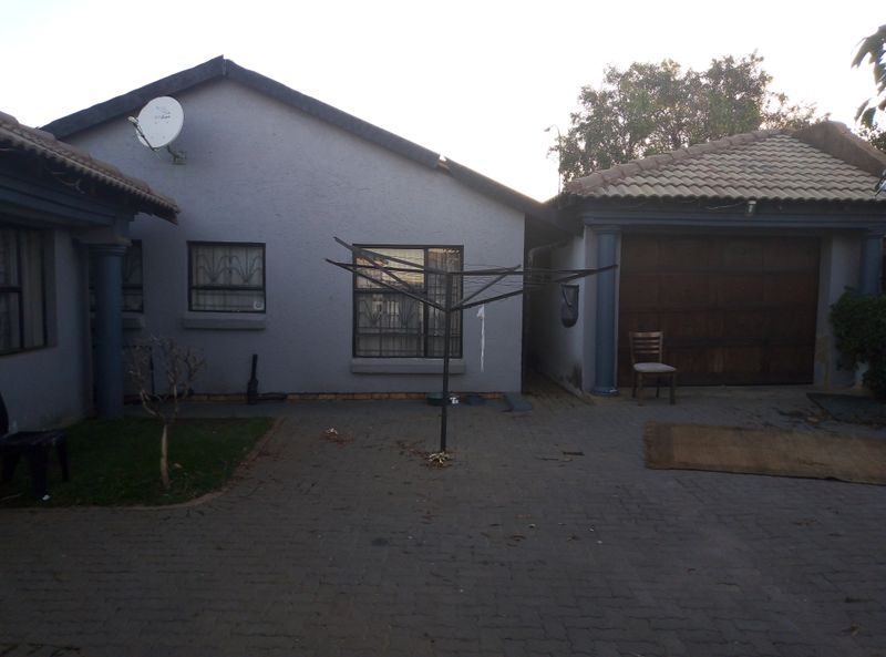 3 Bedroom house for sale at Mahube Valley Ext 3 inclusive of 2 outside rooms