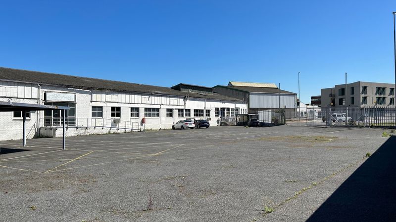 Sprinkled warehouse with large yard and good height