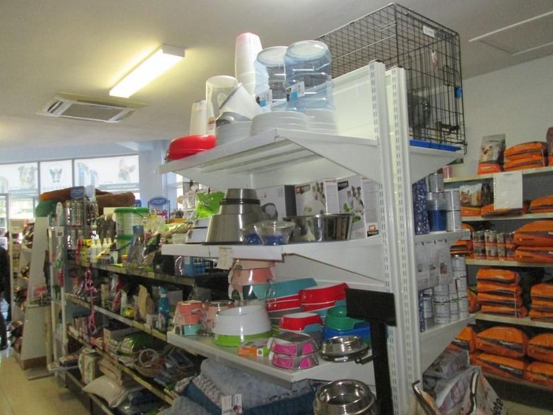 PET FOOD STORE / FOOD AND ACCESSORIES R665  000