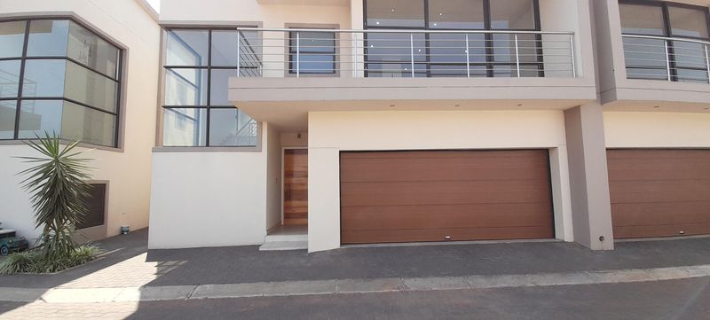 2 Bedroom Townhouse For Sale in Lenasia