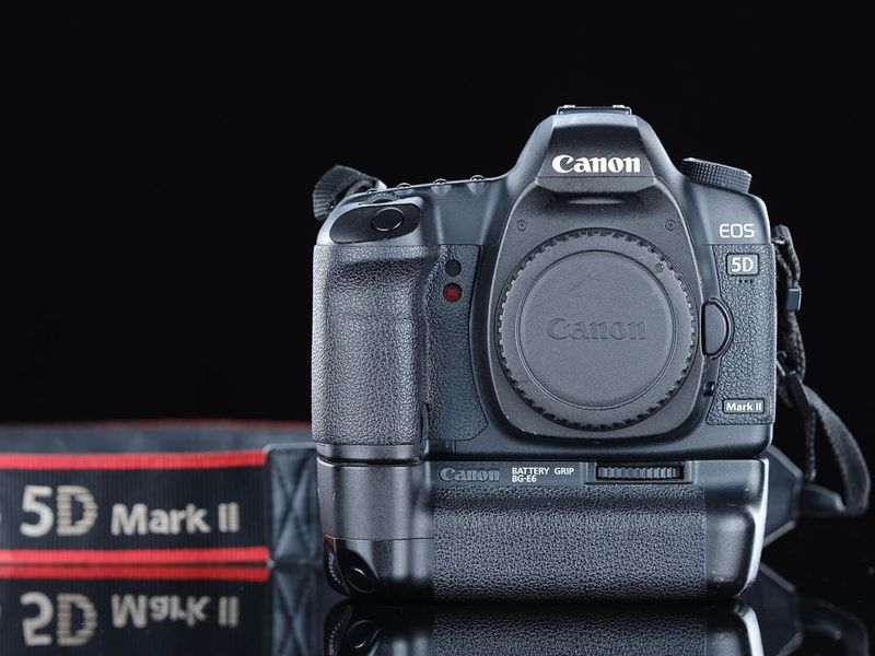 **CLEARANCE SALE** Canon EOS 5D Mark II DSLR Camera Body with Grip in Great Condition