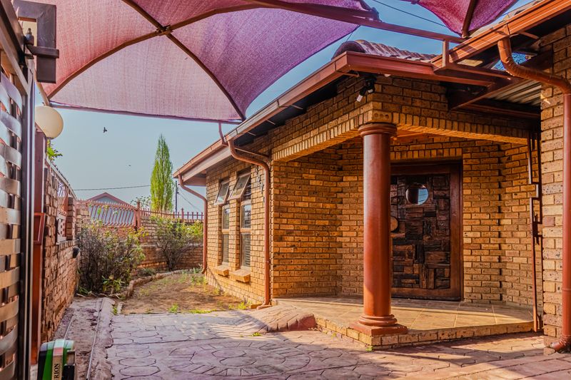 This beautiful 3 bedroom Home is For Sale in the heart of Mamelodi East