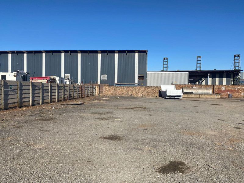 Industrial yard with a workshop &amp; office to let in Clayville