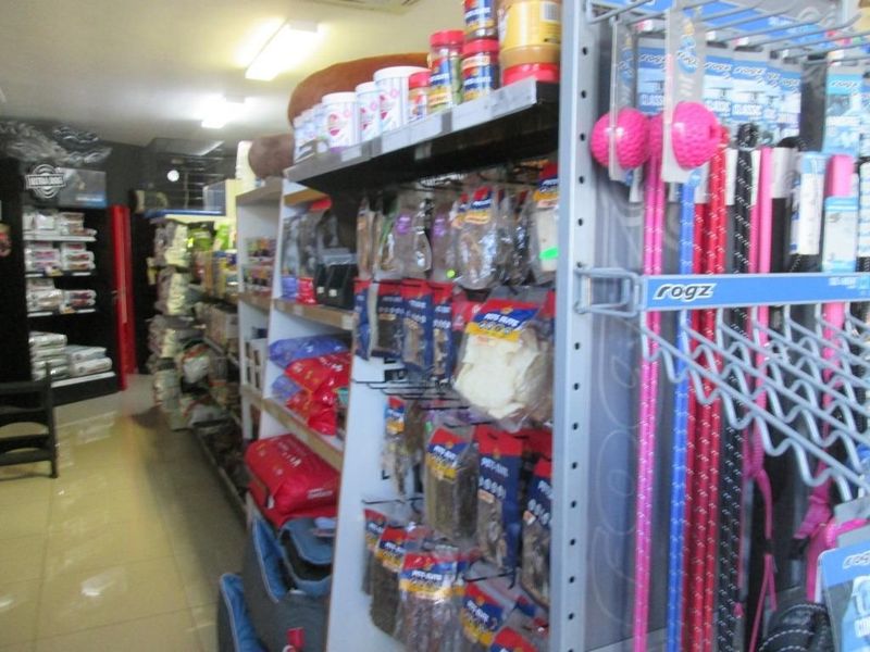 PET FOOD STORE / FOOD AND ACCESSORIES R665  000