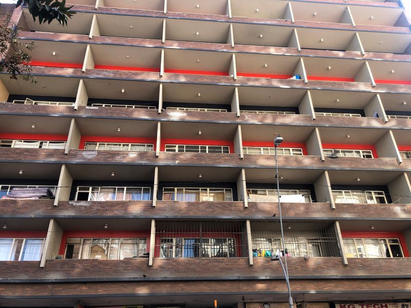 A 1 BEDROOM FLAT IS AVILABLE AT GRANAD COURT , HILLBROW