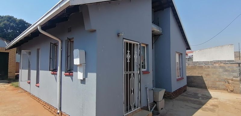 Two bedroom house to rent in Kagiso ext 6.