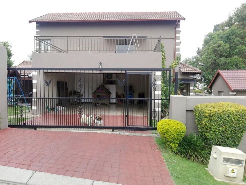 LARGE FAMILY CLUSTER HOME WITH A FLATLET