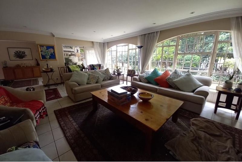 Great space in Groenkloof! a GEM in a small and secure complex close to Little Company of Mary hospi